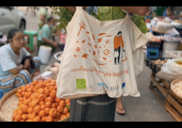 Let's ditch plastic & shop with tote bags!