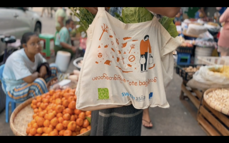 Let’s ditch plastic & shop with tote bags!