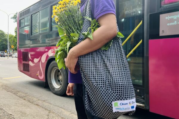 From Discarded Umbrellas to Stylish Shopping Bags